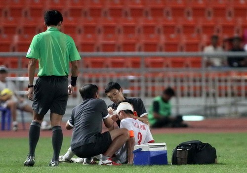 Đội trưởng Minh Đức bị chấn thương đầu sau pha va chạm với Phil Younghusband.